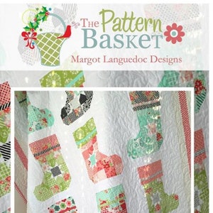 Może przedstawiać: Biała kołdra z patchworkowym wzorem kolorowych świątecznych skarpet. Kołdra jest pikowana wkręconym wzorem. Kołdra nosi tytuł "Ready for Santa", a pod tytułem wyświetlona jest strona internetowa "www.thepatternbasket.com".