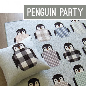 Puede incluir: Un patrón de edredón y almohada con un diseño de fiesta de pingüinos. El edredón y la almohada están hechos con tela de patchwork en una variedad de patrones de cuadros, incluyendo blanco y negro, azul y blanco, y gris y blanco. El patrón se titula "Penguin Party" y es de Elizabeth Hartman.