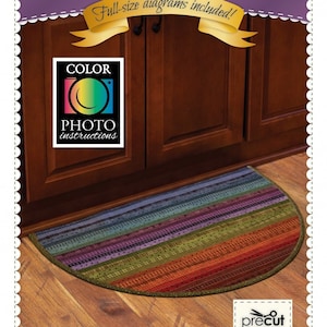 Puede incluir: Una alfombra de rayas coloridas con un borde redondeado, perfecta para una cocina o una entrada. La alfombra está hecha de tela y tiene un diseño precortado. La imagen incluye el texto "Slice Rug", "Full-size diagrams included!" y "Shabby Fabrics.com".