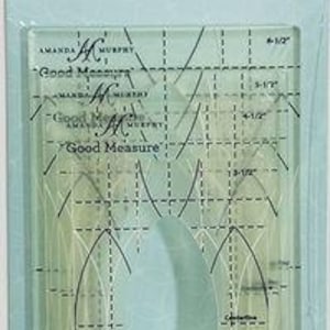 Può includere: Un modello per quilting trasparente con segni neri e un ritaglio a forma di foglia. Il modello è etichettato "Good Measure" e "Every Leaf 1". La confezione è azzurra con il nome del designer.