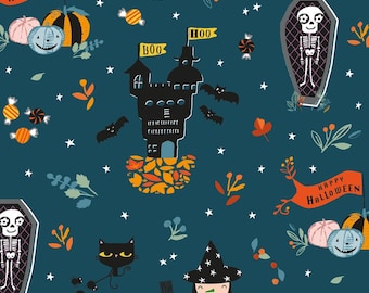 Può includere: Uno sfondo blu-verde con un motivo a tema Halloween. Il motivo include un castello nero con una bandiera "BOO", un fantasma, una strega con una scopa, un gatto nero, uno scheletro in una bara, zucche, caramelle, pipistrelli e stelle. Il testo "Happy Halloween" appare due volte nel motivo.