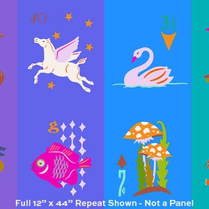 Peut inclure: Un panneau de tissu coloré avec un motif répétitif de divers animaux, plantes et formes géométriques. Le panneau présente un papillon, une tortue, un cheval, un cygne, une colombe, un tigre, un poisson, des champignons et un flamant rose. Le panneau mesure 30,5 cm de large et 111,76 cm de long.