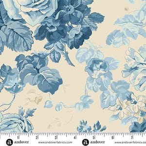Può includere: Tessuto floreale con grandi rose blu e altri fiori su sfondo crema. Il design utilizza diverse tonalità di blu, creando un'estetica vintage. Adatto per quilting, abbigliamento o progetti di decorazione domestica. Misure in centimetri.