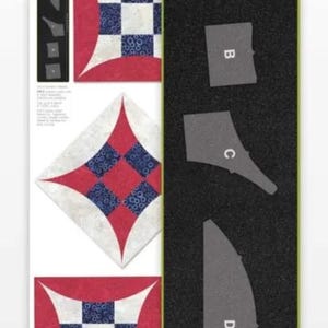Könnte beinhalten: Ein Set aus Quilt-Schablonen zur Herstellung eines "verherrlichten Neun-Patch"-Quiltblocks. Das Set enthält vier Schablonen mit den Bezeichnungen A, B, C und D. Die Schablonen bestehen aus grauem Schaumstoff und werden auf einem schwarzen Hintergrund gezeigt. Das Schablonenset wurde von Bob entworfen, und die Verpackung enthält einen Beispiel-Quiltblock.