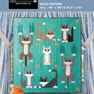 Pode incluir: Um padrão de colcha azul turquesa com um design de arranhões de gato com vários gatos em diferentes poses. O padrão de colcha é intitulado "Cat Scratch" e inclui o texto "Art East Quilting Co." e "#CatScratchQuilt".