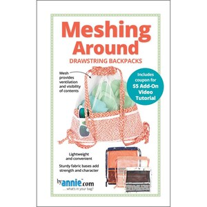 Può includere: Immagine promozionale per "Meshing Around Drawstring Backpacks". L'immagine presenta uno zaino con coulisse con una parte superiore in rete, che mostra il suo contenuto. Il design include un tessuto a fantasia corallo e bianco, con zaini più piccoli aggiuntivi. Il testo evidenzia le caratteristiche e un coupon per il video tutorial.