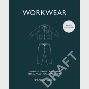 以下が含まれることがあります： WORKWEARという白い文字が書かれたダークティール色のブックカバー。ジャケットとパンツの白い線画、With xxxx patterns includedと書かれた円形のバッジ、TIMELESS SEWING PATTERNS FOR A PRACTICAL WARDROBEというテキスト、そしてMERCHANT & MILLSという文字が記載されています。