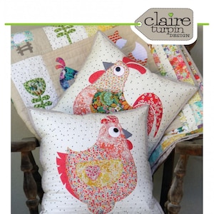 Może przedstawiać: Dwa wzory poduszek do szycia, przedstawiające koguta i kurę. Wzory nazywają się "Chooks" i zostały zaprojektowane przez Claire Turpin Design. Poduszki są wykonane z kolorowych tkanin i mają białe tło w czarne kropki.