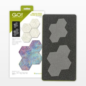 Könnte beinhalten: Eine grün-weiße Verpackung für ein Quilting-Matrizenset. Die Schachtel zeigt verschiedene Hexagone in unterschiedlichen Farben und Mustern. Der Text auf der Schachtel lautet "GO! English Paper Piecing Hexagon 1" Fractional Hexagon 17122". Die Schachtel enthält auch ein Bild des Matrizensets, das eine graue sechseckige Form hat.
