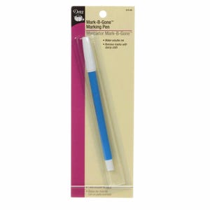 Pode incluir: Uma caneta de marcação Mark-B-Gone azul e branca em uma embalagem de plástico transparente. A embalagem tem o texto "Mark-B-Gone Marking Pen" e "Tinta solúvel em água. Remova as marcas com um pano úmido."
