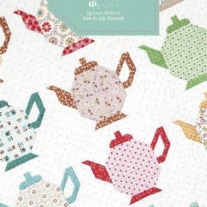 Op de afbeelding: Een quiltpatroon voor een Granny's Teapot-deken, met een patchwork-ontwerp van theepotten in verschillende kleuren en patronen. Het patroon is van Lauri Holt van Bee in my Bonnet en de afmeting van de afgewerkte quilt is 69 x 76 inch.