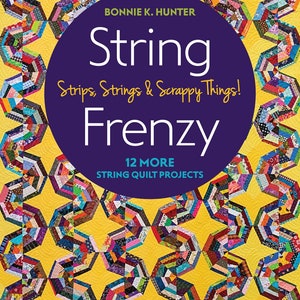 Pode incluir: Capa de livro com um padrão de colcha colorido com um círculo roxo no centro. O título "String" está escrito em texto branco com o subtítulo "Strips, Strings & Scrappy Things!" e o texto "Frenzy" em uma fonte maior. O texto "12 More String Quilt Projects" está escrito em texto branco abaixo do círculo.