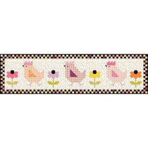 Peut inclure: Une bande de tissu décorative avec un motif répété d'oiseaux et de fleurs stylisés. Les oiseaux ont des crêtes roses et oranges et sont placés sur un fond pointillé. La bordure est un motif en damier noir et blanc.