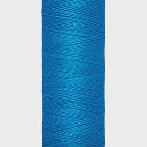 Può includere: Una bobina di filo da cucito blu brillante con il marchio "Gütermann" in alto. La bobina è etichettata con "100 m - 110 yds/vgs" in basso. Il filo è avvolto strettamente, mostrando una superficie strutturata.