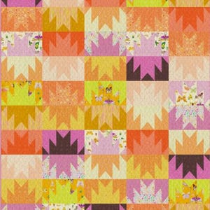 Può includere: Una trapunta patchwork con un motivo ripetuto di forme a corona stilizzate nei toni del rosa, arancione, giallo e marrone. La trapunta presenta una varietà di tessuti fantasia, tra cui disegni floreali e geometrici. Il design complessivo è simmetrico.