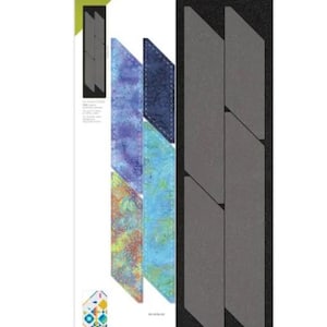 Puede incluir: Una regla de acolchado negra y gris con el texto "GO! Quilt Scrappy Binding 2 1/2" impreso en el embalaje. La regla está diseñada para cortar tiras de tela para encuadernar colchas.