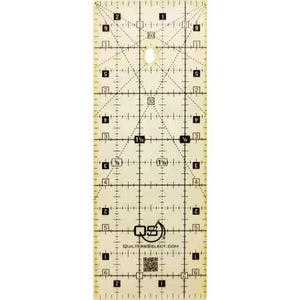 Peut inclure: Une règle de quilting rectangulaire transparente avec des marquages noirs et blancs. La règle comporte des mesures en centimètres, dont 1/2, 1 1/2 et 76 cm. La marque "Quilters Select" est imprimée sur la règle.