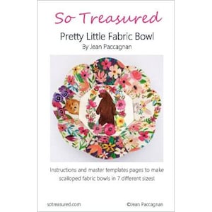 Może przedstawiać: Kolorowa miska z tkaniny z kwiatowym wzorem i ilustracją niedźwiedzia. Tytuł "So Treasured Pretty Little Fabric Bowl" znajduje się w górnej części obrazu. Tekst "By Jean Paccagnan" znajduje się pod tytułem. Tekst "Instructions and master templates pages to make scalloped fabric bowls in 7 different sizes!" znajduje się w dolnej części obrazu.