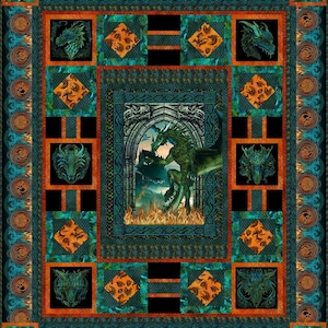 Può includere: Una trapunta con un disegno di drago verde al centro. Il drago è circondato da un bordo di quadrati arancioni e blu. La trapunta è composta da una varietà di tessuti diversi.