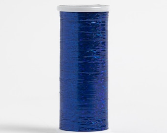 Puede incluir: Un carrete de hilo azul vibrante con un acabado brillante e iridiscente. El hilo está enrollado firmemente alrededor de una bobina de plástico blanco, creando una forma cilíndrica. Ideal para coser, bordar o proyectos de manualidades.