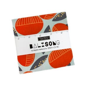 Può includere: Un gruppo di quadrati di tessuto con un motivo ripetuto di forme arancioni e grigie su sfondo azzurro. Il tessuto è avvolto da una fascia bianca con la scritta "BALISONG" e "by Brigitte Heitland for ZEN CHIC".