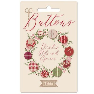 Op de afbeelding: Een set van 8 met stof beklede knoppen in een kransvorm. De knoppen zijn rood, wit en groen met een bloemenpatroon. De tekst "Buttons" staat bovenaan de kaart en "Winter Reds and Greens" staat in het midden. De tekst "Tilda" staat onderaan de kaart.