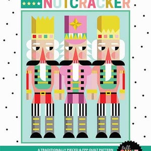 Op de afbeelding: Een quiltpatroon getiteld "Son of a Nutcracker" met drie gestileerde notenkrakerfiguren in roze, rood en geel. Het patroon is voor een traditioneel geassembleerde quilt en meet 180 cm x 226 cm als het klaar is. De moeilijkheidsgraad wordt aangegeven door vier sterren.