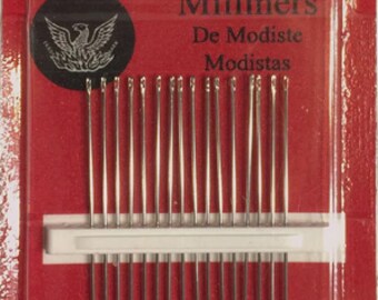 Könnte beinhalten: Eine Packung mit 16 Hutmachernadeln, Größe 11, von Richard Hemming & Son. Die Nadeln werden in einem weißen Kunststoffhalter vor rotem Hintergrund gehalten. Der Text "Finest Quality Needles" ist ebenfalls enthalten.