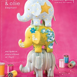 Può includere: Tre elefanti di stoffa impilati. L'elefante superiore è azzurro con una stella gialla. L'elefante centrale è giallo con motivi floreali blu e bianchi. L'elefante inferiore è a righe. Testo: "effie & ollie Elephant" e "pachyderm pincushions or toys".