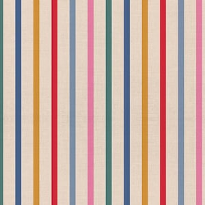 Può includere: Un tessuto con un motivo a righe verticali ripetute su uno sfondo beige chiaro. Le righe sono composte da colori alternati tra cui blu scuro, giallo senape, rosso brillante, azzurro, rosa e verde scuro.
