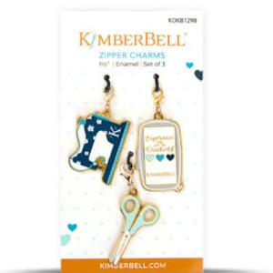 Può includere: Set di tre ciondoli per cerniere lampo con un pattino da ghiaccio blu e bianco, una pochette con cerniera blu e bianca con il testo "Sew much kindness" e un paio di forbici blu. I ciondoli sono dorati e hanno dettagli in smalto.