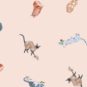 Puede incluir: Un patrón sin costuras que presenta varios gatos en diferentes poses sobre un fondo rosa claro. Los gatos están ilustrados en un estilo caprichoso con colores apagados, que incluyen tonos de gris, marrón y naranja.