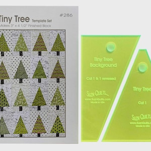Może przedstawiać: Zestaw szablonów do bloku kołdry Tiny Tree. Zestaw zawiera wzór o gotowym rozmiarze bloku 7,6 cm x 11,4 cm oraz dwa neonowo-zielone szablony akrylowe. Blok kołdry przedstawia zielone drzewa na białym tle.