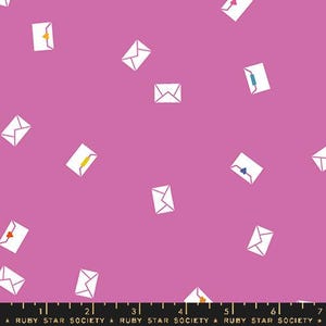 Könnte beinhalten: Ein pinkfarbener Stoff mit einem sich wiederholenden Muster aus weißen Umschlägen. Jeder Umschlag ist mit einem kleinen farbigen Detail verziert. Der Text "RUBY STAR SOCIETY" ist am unteren Rand des Stoffes aufgedruckt.