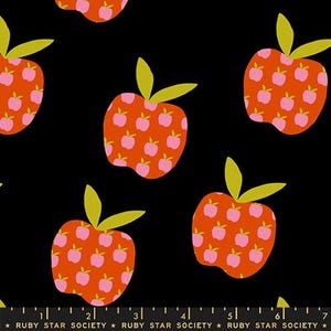 Könnte beinhalten: Schwarzer Stoff mit einem sich wiederholenden Muster aus stilisierten Äpfeln. Die Äpfel sind orange mit rosa apfelförmigen Details und grünen Blättern. Der Stoff hat ein verspieltes, skurriles Design.