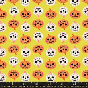 Puede incluir: Un patrón repetido de calabazas y diseños de calaveras de Halloween naranjas y blancas sobre un fondo amarillo brillante. Las calabazas tienen caras talladas y las calaveras tienen ojos y narices negras. El texto "RUBY STAR SOCIETY" está en la parte inferior.