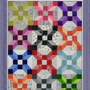 Może przedstawiać: Wzór patchworku do eksplodującej dziewięcio-patchowej kołdry. Wzór zawiera różnorodne kolorowe tkaniny w geometrycznym wzorze. Tytuł wzoru to "The Exploding Nine-Patch Quilt", a projektantką jest "Jennifer Dick".