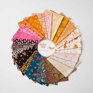 Peut inclure: Un arrangement circulaire de carrés de tissu aux couleurs et motifs variés. Les tissus présentent des motifs floraux et d'oiseaux dans des tons de rose, orange, jaune, noir et sarcelle. Le cercle central porte l'inscription "Bird the Word" et une illustration d'oiseau.