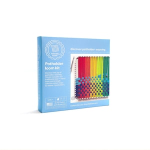 Peut inclure: Une boîte bleu clair pour un kit de métier à tisser des dessous de plat. La boîte présente le texte "Potholder loom kit" et "Discover potholder weaving". Le kit comprend un métier à tisser en métal de 17,78 cm et des boucles en coton colorées pour tisser deux dessous de plat. Fabriqué aux États-Unis.