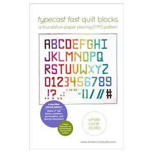 Puede incluir: Un papel blanco con el texto "typecast fast quilt blocks" y un alfabeto colorido, números y puntuación. El patrón hace letras y caracteres de 23 cm de alto. El producto es de Whole Circle Studio.