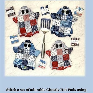 Peut inclure: Quatre maniques matelassées en forme de fantôme avec des motifs en patchwork de tissus rouges, blancs et bleus et des yeux circulaires noirs. Une spatule en métal est placée au centre, entourée de petits carrés de tissu. Texte : Ghostly Hot Pads.