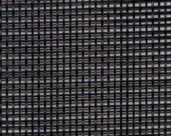 Könnte beinhalten: Nahaufnahme eines schwarzen, gewebten Netzmaterials. Das Netz besteht aus dünnen, rechteckigen Streifen, die in einem Raster angeordnet sind. Das Gewebe ist eng, wodurch eine solide, dunkle Oberfläche mit subtiler Textur entsteht. Der Hintergrund ist weiß.