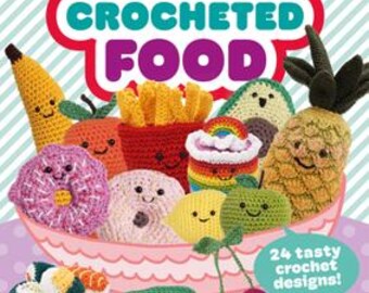以下が含まれることがあります： 「CUTE CROCHETED FOOD」というタイトルの本の表紙。バナナ、フライドポテト、アボカド、パイナップル、ドーナツ、レモン、さくらんぼ、イチゴ、寿司など、かぎ針編みの食べ物が描かれています。表紙には「24 tasty crochet designs!」というテキストと著者の名前も含まれています。