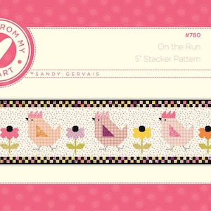 Peut inclure: Motif rose et blanc avec quatre poulets et fleurs stylisés. Le motif est placé sur un fond pointillé et encadré d'une bordure à carreaux noirs et blancs. Le texte comprend "Pieces From My Heart" et "On the Run 5" Stacker Pattern".