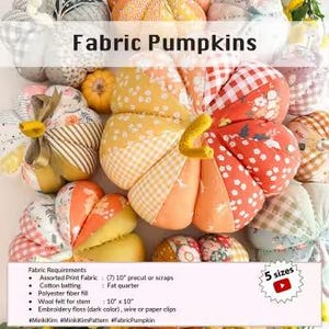 Op de afbeelding: Een verzameling handgemaakte stoffen pompoenen in verschillende maten en patronen. De pompoenen hebben een verscheidenheid aan stoffen, waaronder bloemen, ruiten en effen kleuren. De afbeelding bevat de tekst "Fabric Pumpkins" en een lijst met stofvereisten.