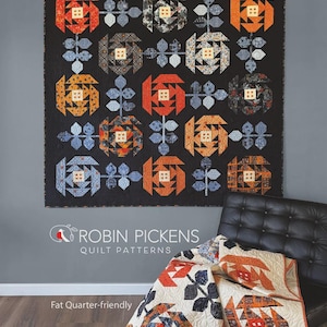 Könnte beinhalten: Ein Quilt mit schwarzem Hintergrund mit sich wiederholenden Blumenmustern in Orange, Blau und Creme. Der Quilt hängt an einer grauen Wand. Der Text "PASADENA ROSES" steht oben. Der Quilt ist Fat Quarter-freundlich.