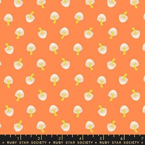 Könnte beinhalten: Ein nahtloses Muster mit weißen Pilzen mit gelben Stielen auf einem leuchtend orangenen Hintergrund.