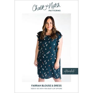 Puede incluir: Una mujer modela una blusa y un vestido Farrah de color verde azulado con un estampado moteado blanco y marrón. El vestido tiene mangas con volantes y está etiquetado como "intermediate". El texto "Chalk & Notch PATTERNS" está en la parte superior y "FARRAH BLOUSE & DRESS" en la inferior.