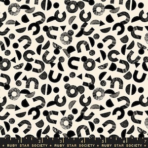 Puede incluir: Tela de patrón geométrico en blanco y negro con un aspecto texturizado dibujado a mano. El patrón presenta círculos, semicírculos, triángulos y formas abstractas.