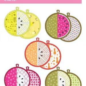 Puede incluir: Un patrón para salvamanteles con forma de rodajas de fruta. La imagen muestra seis conjuntos de salvamanteles redondos, cada uno con el diseño de una rodaja de fruta diferente. El texto "FRUIT SLICE POT HOLDERS pattern" aparece en la parte superior.